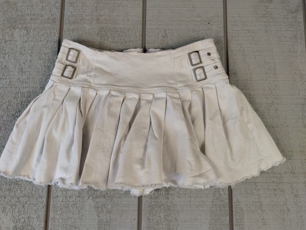 Almost Famous Pleated Buckle Mini Skort Womens M White Y2K Coquette Preppy